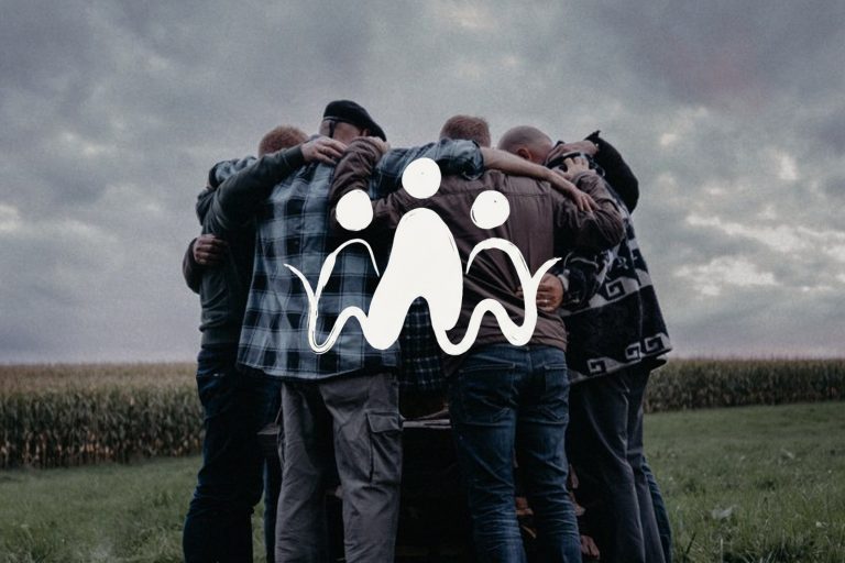 Männer stehen gemeinsam als Zeichen für Freundschaft, Vertrauen und Zusammenhalt